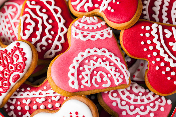 san valentín rojo y rosa corazón galletas de fotograma completo macro - food dining cooking multi colored fotografías e imágenes de stock