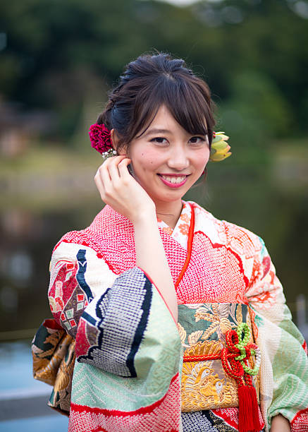 retrato de la joven furisode en el jardín - japanese ethnicity seijin no hi people outdoors fotografías e imágenes de stock