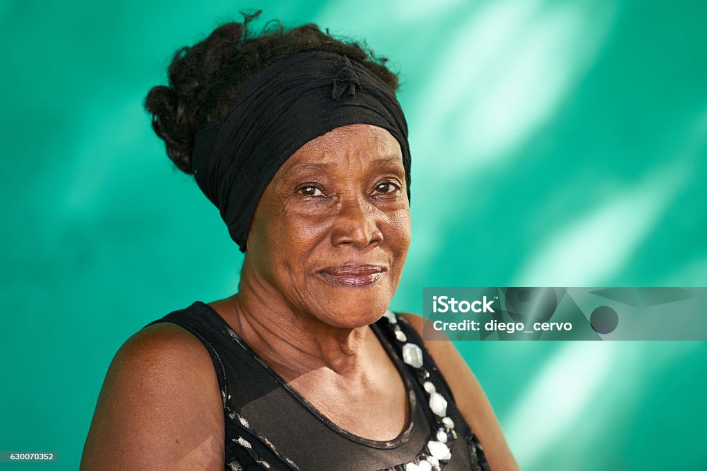 Echte Menschen Portrait Glücklich ältere afroamerikanische Frau - Lizenzfrei Frauen Stock-Foto