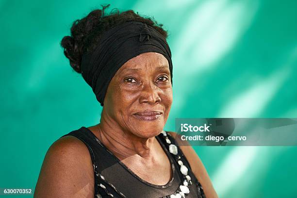 Echte Menschen Portrait Glücklich Ältere Afroamerikanische Frau Stockfoto und mehr Bilder von Frauen
