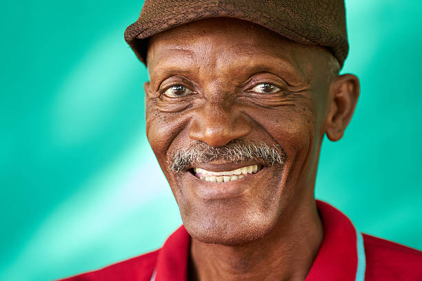 personas mayores retrato feliz viejo negro con sombrero - one senior man only grandfather portrait old fotografías e imágenes de stock