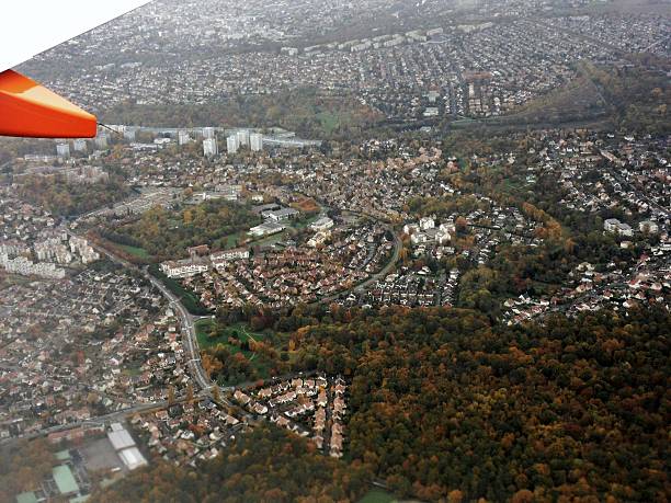 paryż - faza lądowania w orly - paris france roof apartment aerial view zdjęcia i obrazy z banku zdjęć