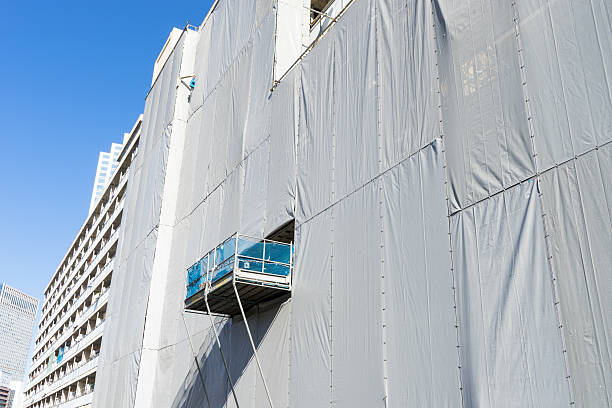 日本のアパート修理工事で、硬化シートで覆われています。2 - 日曜大工 ストックフォトと画像