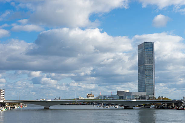 a vista sobre o rio e a paisagem da cidade em niigata. 7 - niiagata - fotografias e filmes do acervo