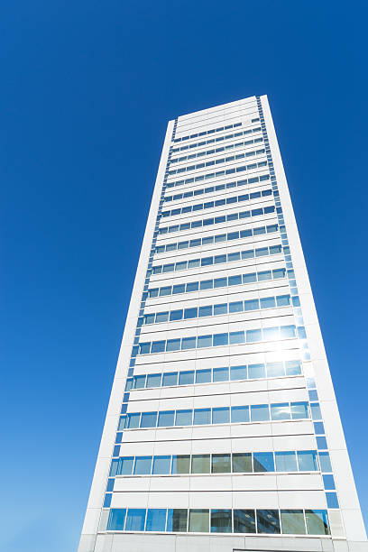 la vista edificio de oficinas japonés en shinagawa. - distrito de shinagawa fotografías e imágenes de stock