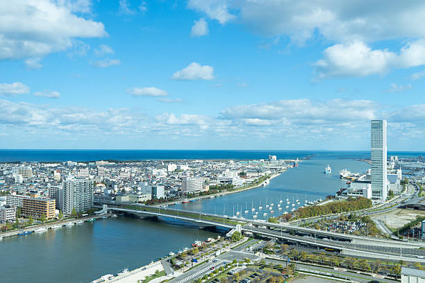 paisagem urbana e rio shinano em niigata. 2 - niiagata - fotografias e filmes do acervo