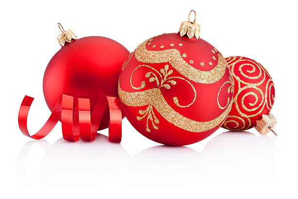 boules de décoration de noël rouges et papier de curling isolés sur blanc - ribbon curled up hanging christmas photos et images de collection