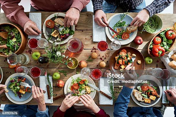 People Having Dinner Stockfoto en meer beelden van Eettafel - Eettafel, Hoog standpunt, Vlak erboven
