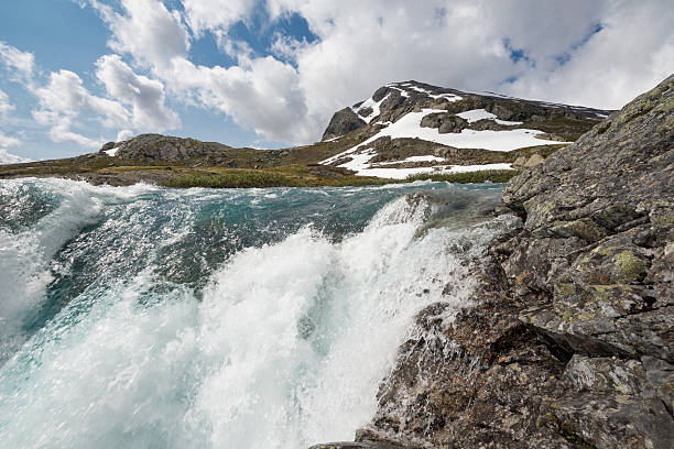 노르웨이 산맥의 눈과 얼음이 녹아 내리는 여름의 따뜻함 - spring stream landscape boulder 뉴스 사진 이미지