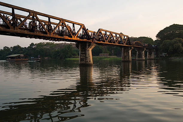 ponte sul fiume khwae, kanchanaburi, thailandia - kwai river kanchanaburi province bridge thailand foto e immagini stock