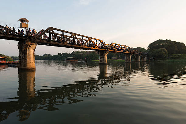 ponte sul fiume khwae, kanchanaburi, thailandia - kwai river kanchanaburi province bridge thailand foto e immagini stock