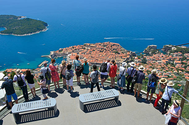 turistas ver dubrovnik - sky sea town looking at view fotografías e imágenes de stock