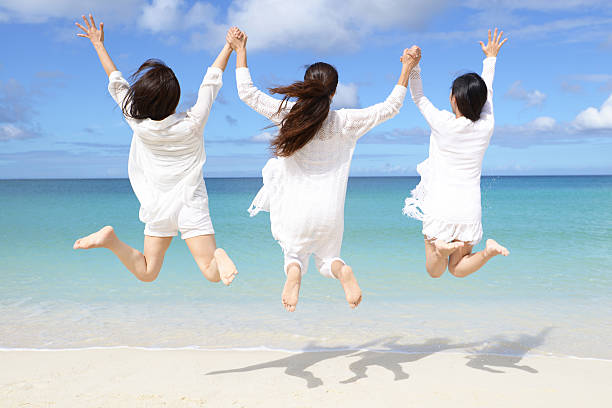 女性の太陽をお楽しみいただけます。 - jump for joy ストックフォトと画像