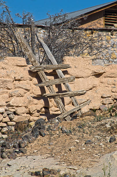cedar ladder in laguna pueblo - window brick wall north american tribal culture building exterior imagens e fotografias de stock