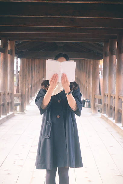Japanese woman reading book at Tuutenkyo, Tofukuji-Temple, Kyoto Japanese woman reading at Tofukuji Tsutenbashi Bridge, Kyoto 文章 stock pictures, royalty-free photos & images