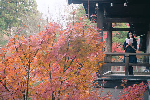 Japanese woman reading book at Tuutenkyo, Tofukuji-Temple, Kyoto Japanese woman reading at Tofukuji Tsutenbashi Bridge, Kyoto 文章 stock pictures, royalty-free photos & images