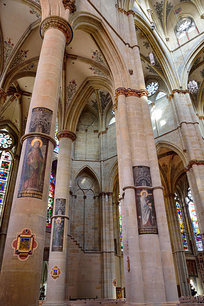 vista interior de la iglesia de liebfrauenbasilika en tréveris - trierer dom fotografías e imágenes de stock