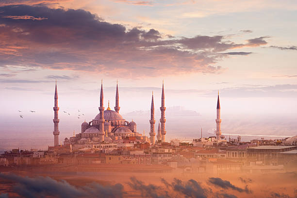 blaue moschee und wunderschöner sonnenuntergang in istanbul, türkei - sultan ahmad moschee stock-fotos und bilder
