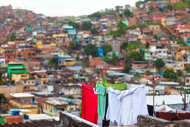 리우데자네이루의 파벨라 소재 의류 라인 - slum rio de janeiro poverty brazil 뉴스 사진 이미지