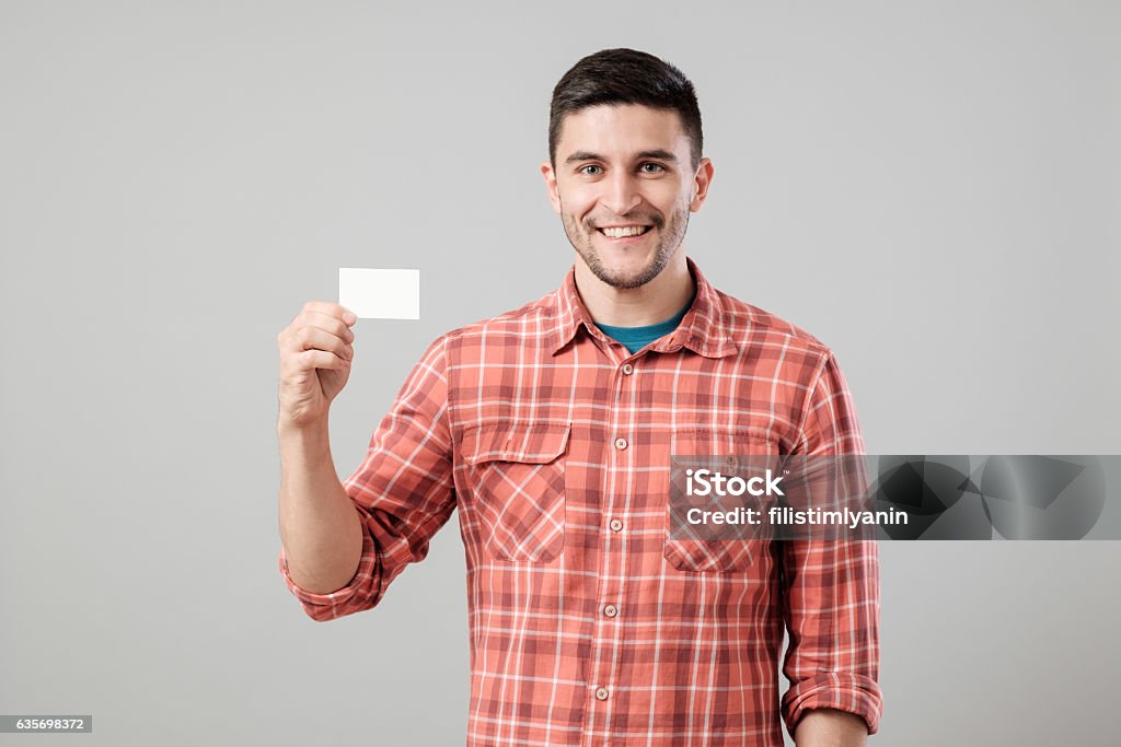 Hombre mostrando en blanco tarjeta de presentación - Foto de stock de Tarjeta de felicitación libre de derechos