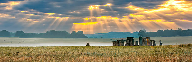 amanecer nublado sobre stonehenge - stonehenge fotografías e imágenes de stock