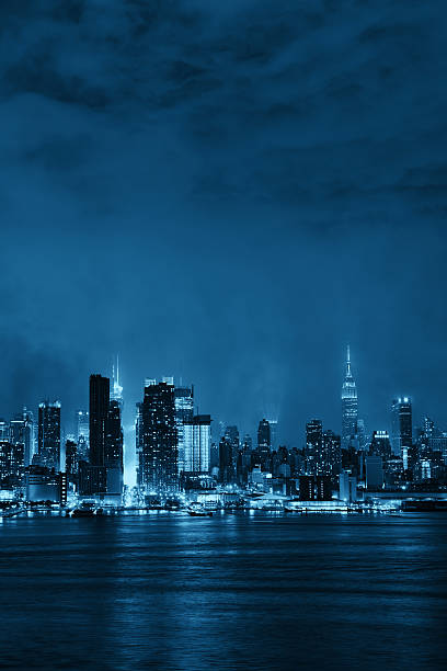 ミッドタウンマンハッタンのスカイライン夜に - manhattan new york city night skyline ストックフォトと画像