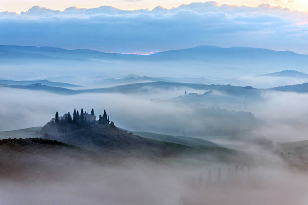 malownicze toskania krajobraz z wschód słońca w val d'orcia, włochy  - tuscany landscape italy siena zdjęcia i obrazy z banku zdjęć