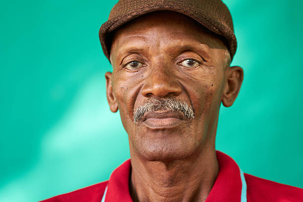 personas mayores retrato triste viejo negro con sombrero - one senior man only grandfather portrait old fotografías e imágenes de stock