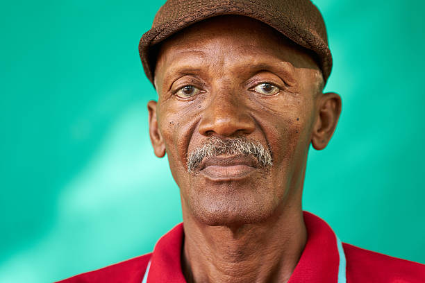 anziani persone ritratto triste vecchio nero con cappello - grandpa portrait foto e immagini stock