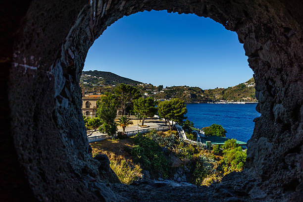 vue par la fenêtre en direction de lipari, sicile - lipari island photos et images de collection