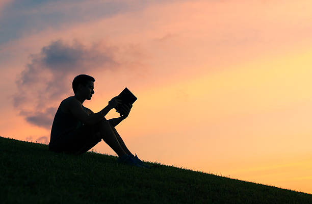 hombre leyendo un libro - bible book ideas inspiration fotografías e imágenes de stock