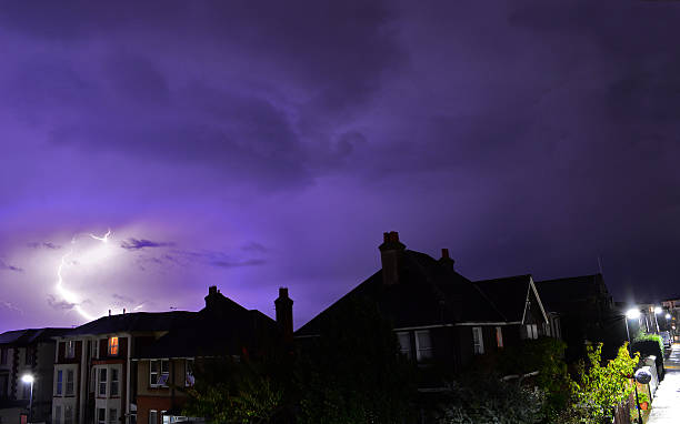 夜の家の上の稲妻 - thunderstorm storm lightning illuminated ストックフォトと画像