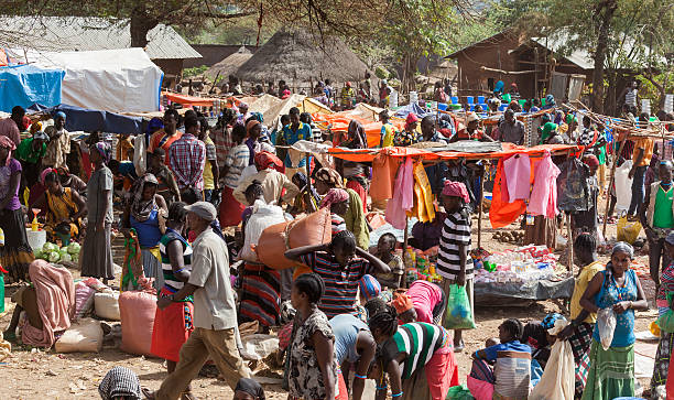 gente de ari en el mercado del pueblo. bonata. valle de omo. etiopía - village africa ethiopian culture ethiopia fotografías e imágenes de stock