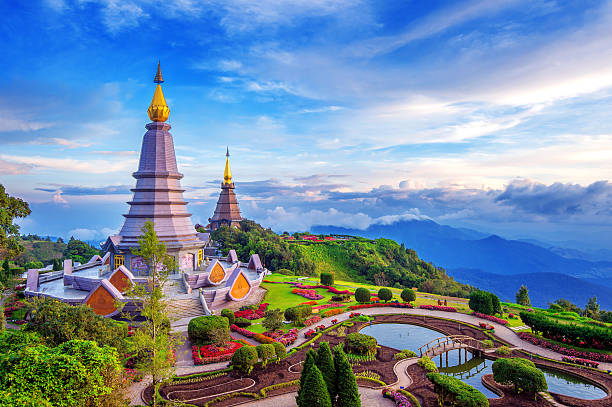 wahrzeichen pagode in doi inthanon nationalpark in chiang mai. - tempel stock-fotos und bilder