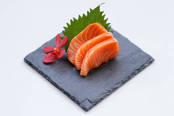 lachs sashimi : geschnittener rohlachs. - sashimi stock-fotos und bilder