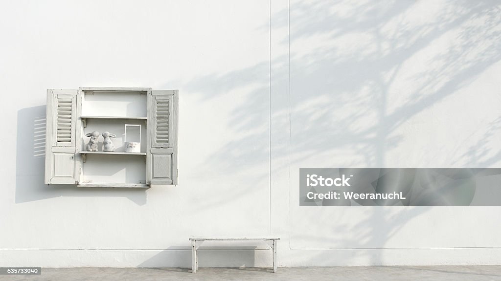 Banco blanco y ventana y árbol de rama de sombra en la pared - Foto de stock de Madera - Material libre de derechos