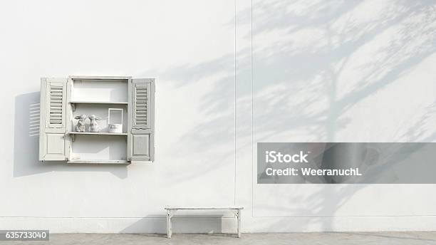 Banco Blanco Y Ventana Y Árbol De Rama De Sombra En La Pared Foto de stock y más banco de imágenes de Madera - Material