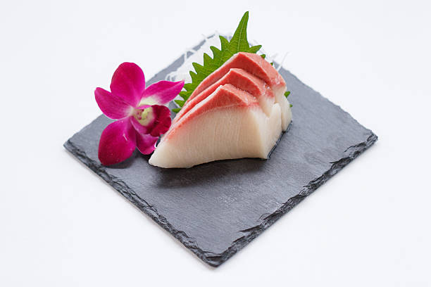 hamachi sashimi : prosciutto crudo a fette (pesce coda gialla). - sashimi white prepared fish hamachi foto e immagini stock