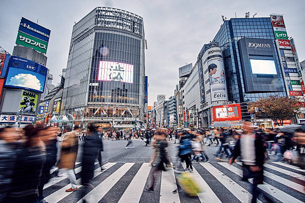 belebte shibuya-überfahrt in tokio,japan - crosswalk crowd activity long exposure stock-fotos und bilder