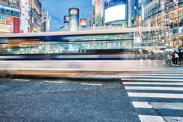 東京の忙しい渋谷交差点 - shibuya 109 ストックフォトと画像
