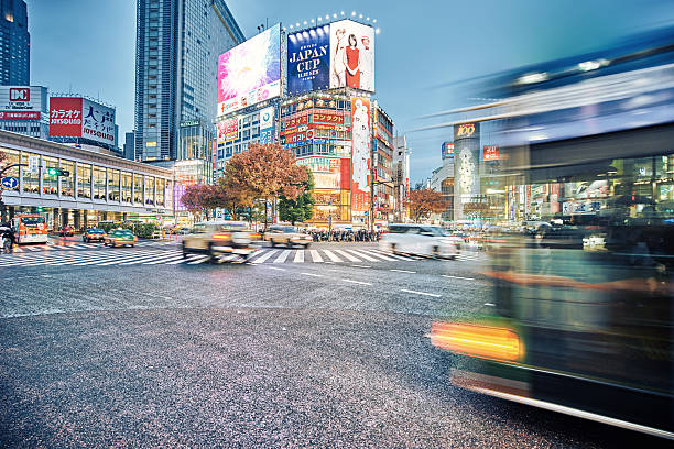 東京の忙しい渋谷交差点 - shibuya 109 ストックフォトと画像