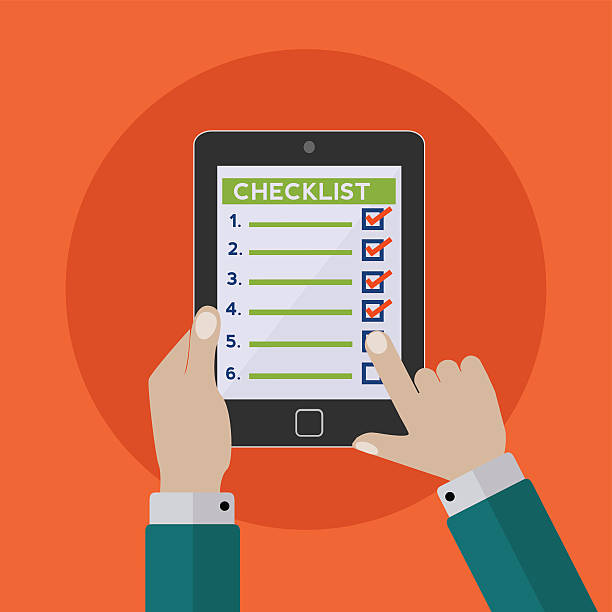 руки, держащие планшет и проверяя предметы на чеклисте - palmtop electronic organizer personal data assistant checklist stock illustrations