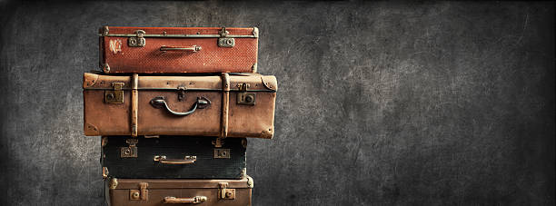 ヴィンテージパイル古代スーツケースデザインコンセプト旅行 - trunk luggage old fashioned retro revival ストックフォトと画像