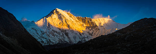 cho oyu 8201m himalajów szczyt górski oświetlony złotym światłem - cho oyu zdjęcia i obrazy z banku zdjęć