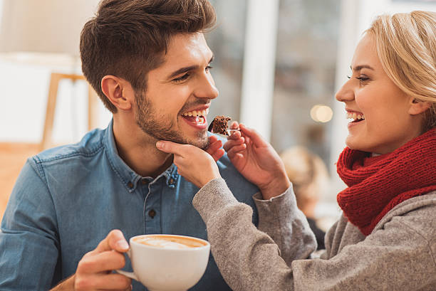 linda pareja amorosa que sale en la cafetería - valentines day teenager passion romance fotografías e imágenes de stock