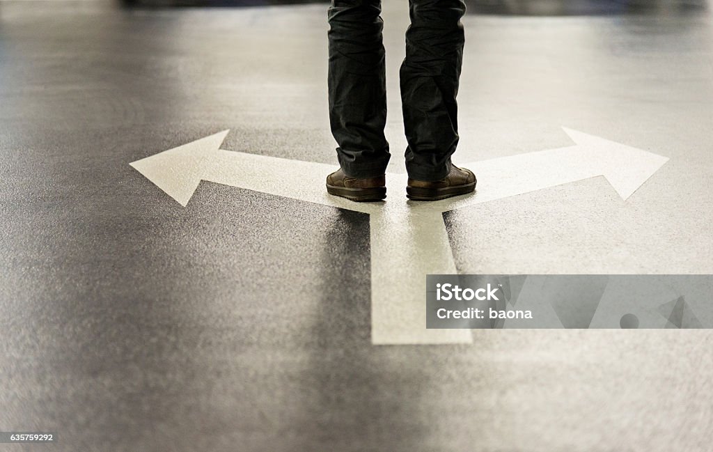 Piedi e due frecce disegnati sul pavimento - Foto stock royalty-free di Incrocio stradale