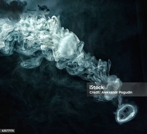 Herhaald versnelling seksueel Vape Trick Smoke Ring On Dark Background Stock Photo - Download Image Now -  Magic Trick, Smoke - Physical Structure, Black Background - iStock