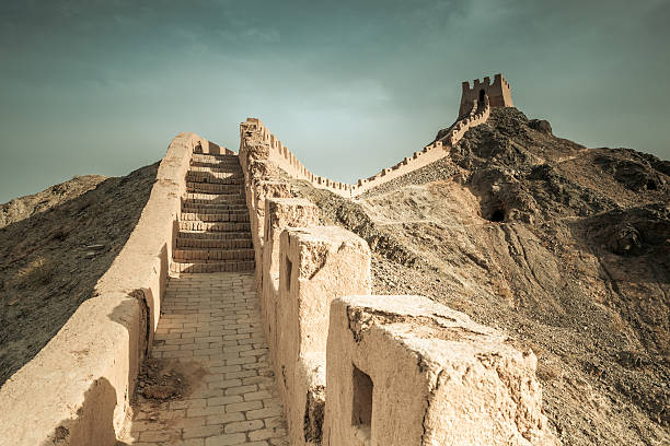 великая стена при династии мин в цзяюгуане, китай. - northwest frontier стоковые фото и изображения