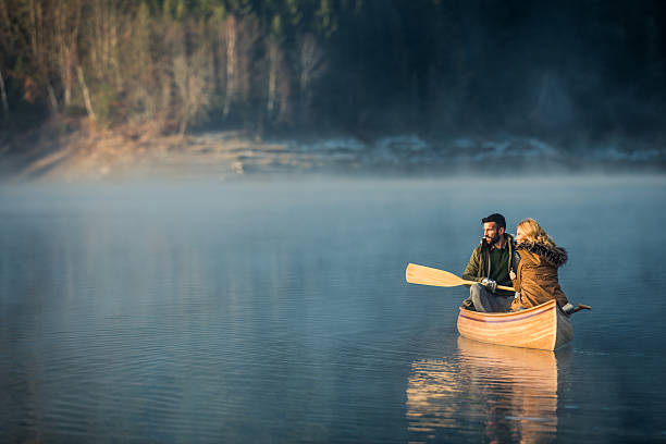 природа зовет - transportation mountain winter couple стоковые фото и изображения