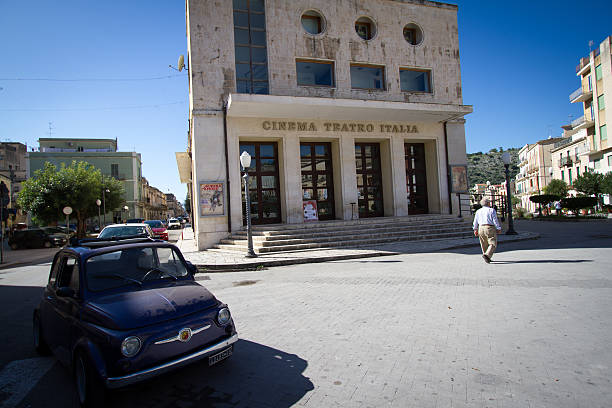 scicli, sicilia: plaza iluminada por el sol con coche pequeño, cine / teatro, peatonal - scicli fotografías e imágenes de stock